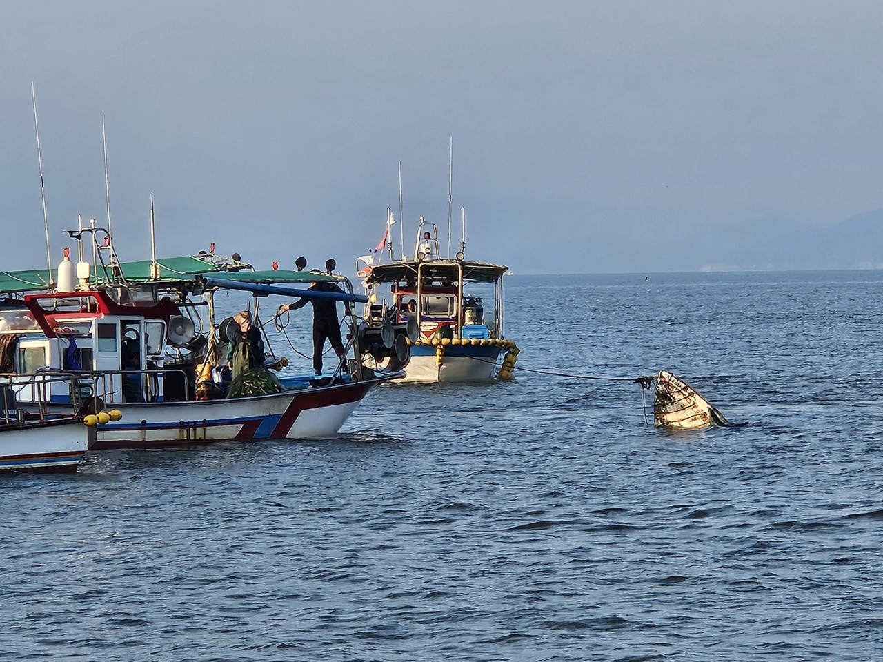▲보성 앞 해상에서 전복된 어선을 민간해양구조선이 붙잡고 있다. ⓒ여수해양경찰서