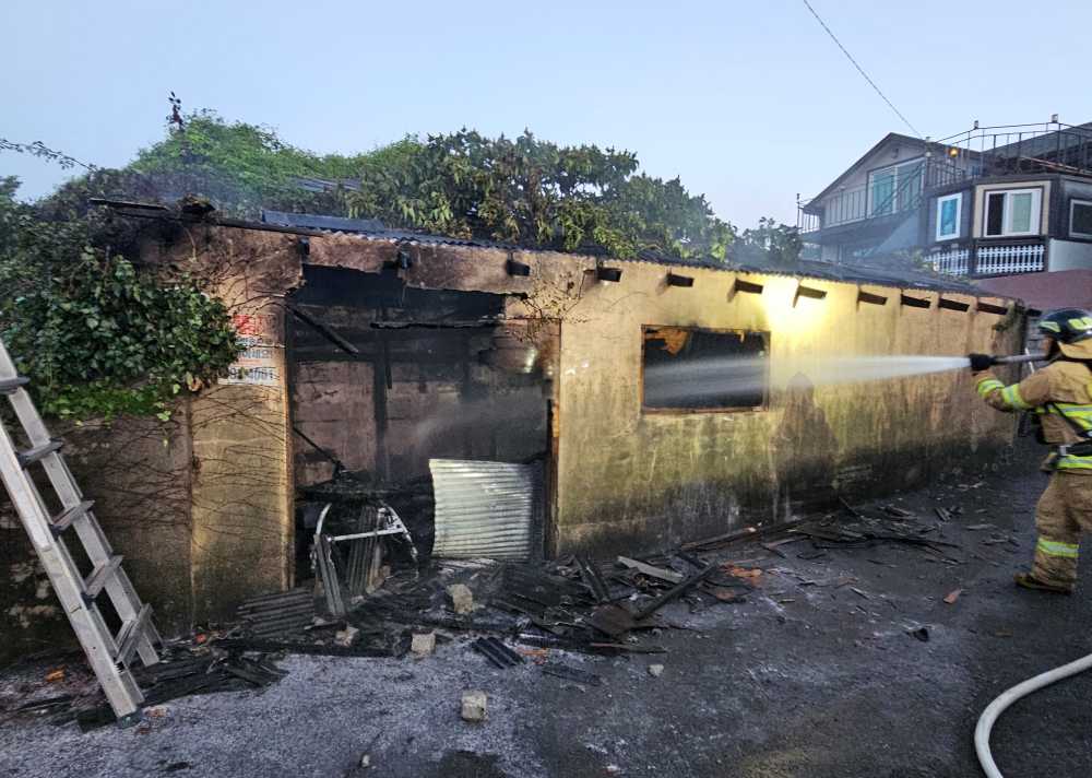 ▲ 폐헛간 화재 진화 모습