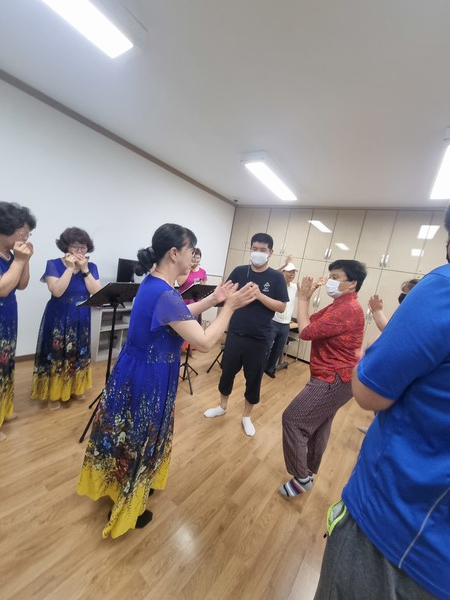 ▲하모니단원과 햇터교실이용인이 함께  춤을 추고있다. ⓒ김연우