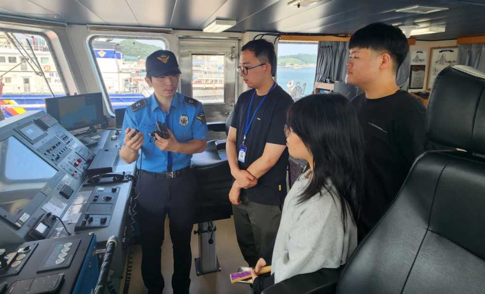 ▲ 함정 항해 업무를 실습하는 청년인턴