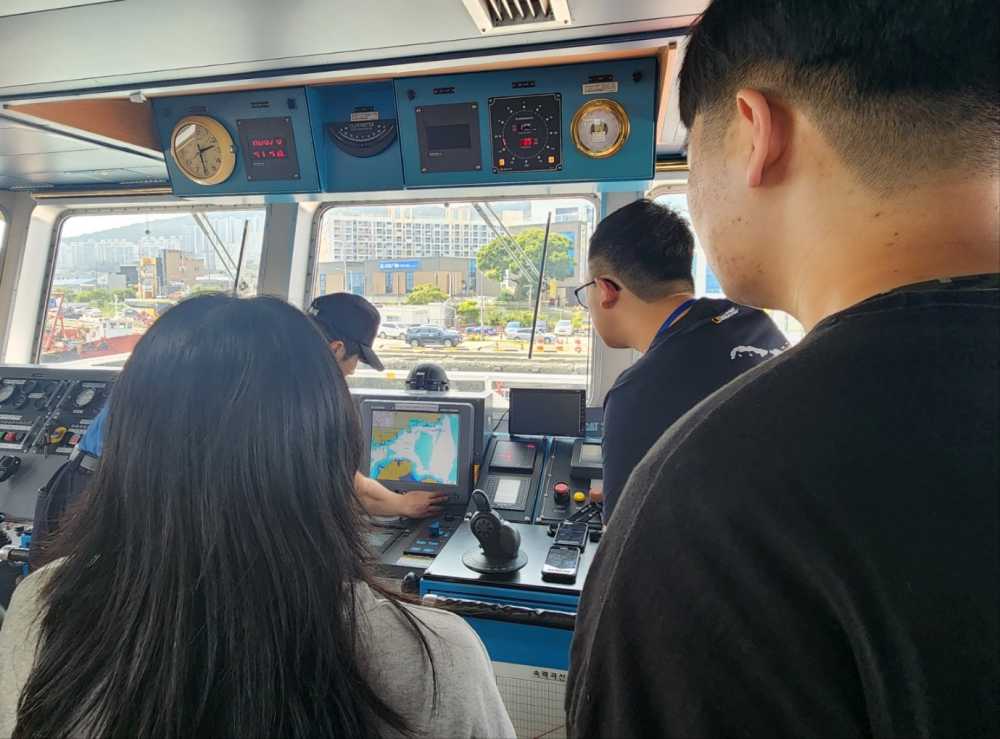 ▲함정 항해 업무를 실습하는 청년인턴