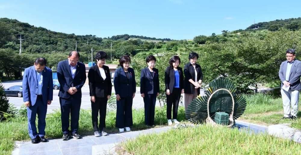 ▲  여수시립공원묘지 내 집단 묘역에서 참배하고 있다.