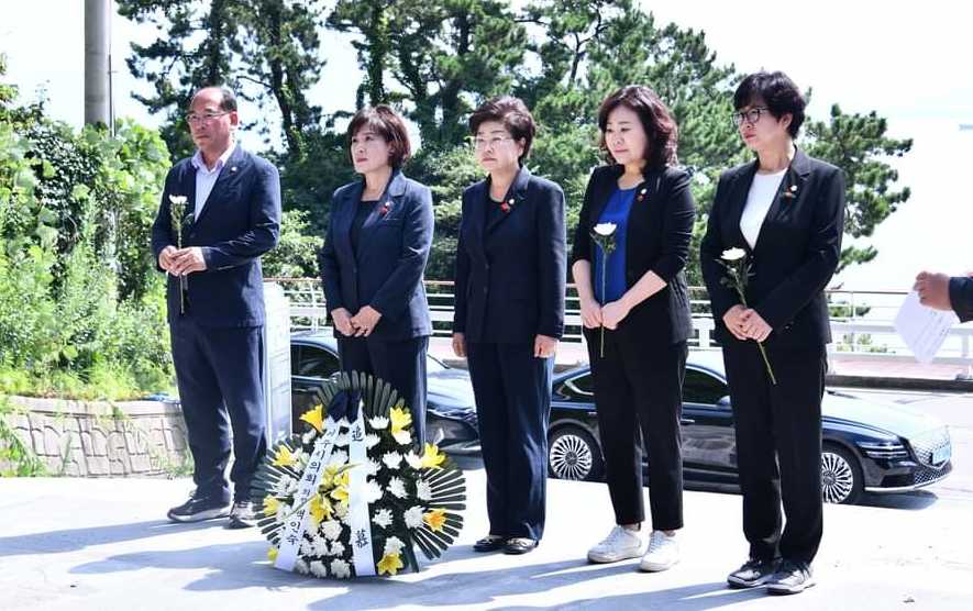 ▲ 만성리 위령비에서 참배하고 있다.