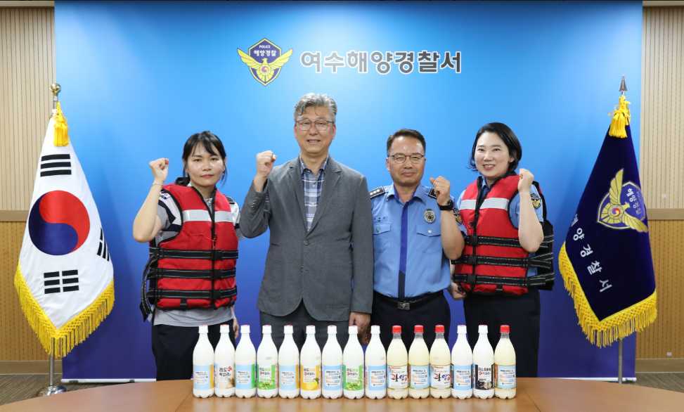 ▲ 해양안전을 위해 손잡은 여수해경과 광양주조공사 김종현 대표.