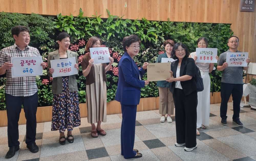 ▲ 여수YMCA 의정지기단 ‘시민의눈'이 백인숙 시의장과 만남의 날 행사를 가졌다.