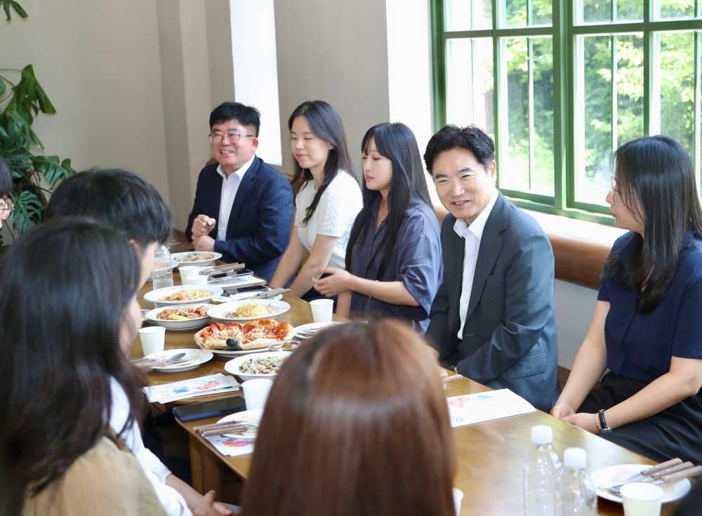 ▲ 김대중 전남교육감이 MZ세대 직원과 대화를 나누고 있다.