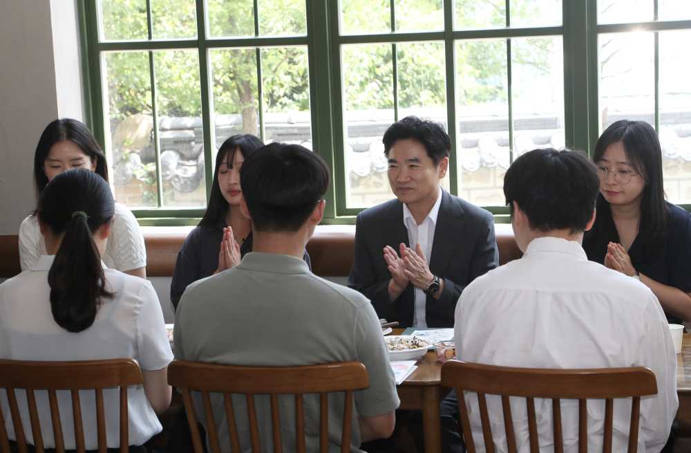 ▲ 김대중 전남교육감이 MZ세대 직원과 대화를 나누고 있다.