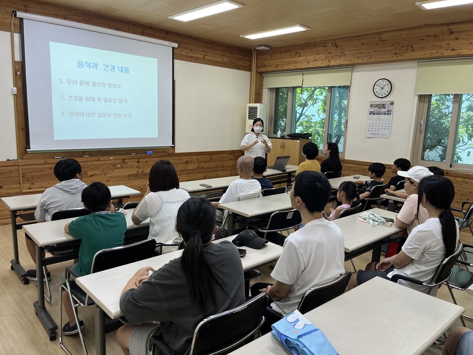 ▲무더운 여름철 가족의 건강한 식생활을 위한 영양교육 모습 ⓒ쌍봉복지관