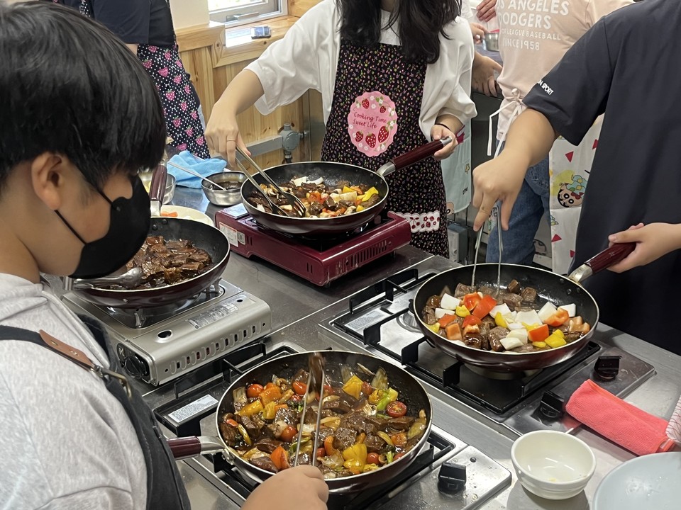 ▲참여 아동들이 찹스테이크를 만들고 있는 모습 ⓒ쌍봉복지관