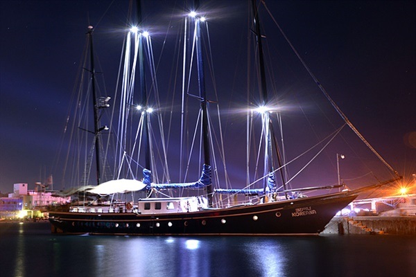 ▲ 코리아나호가 거문도항에 정박한 모습으로 사진전문가 박호성씨가 찍은 야경모습이다. ⓒ 박호성