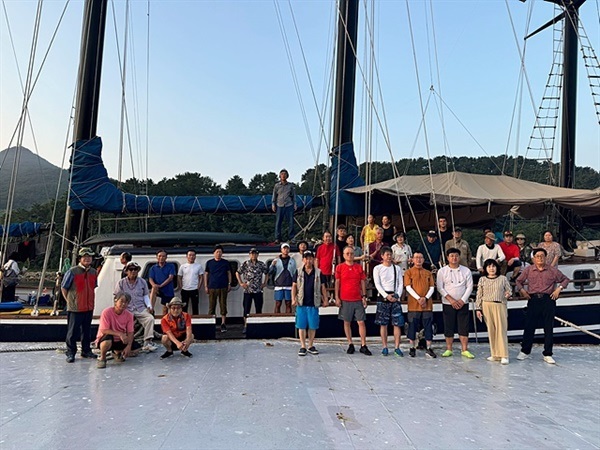 ▲ 2일, 연도에서 1박한 일행이 거문도 백도로 출항하기 직전에 코리아나호 앞에서 기념촬영했다. ⓒ 오문수