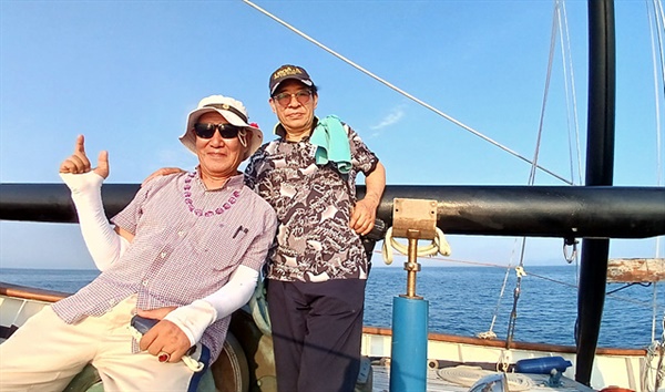 ▲ 종로에 살고 있는 김종우(왼쪽)씨는 올해 나이 76세다. 전남도청 예비군 중대장을 역임했다는 그는 거문도 벼락바위 위에 천연동백나무 숲 4500평이 있어 거문도와 백도를 보고 싶어 참가했다고 한다. 용산에 살고있는 박호성(오른쪽)씨는 20년째 경관사진을 찍는 사진작가이다. "경관이 좋은 곳만 있으면 포크레인을 들이대고 자연을 파괴하는 게 싫어 자연보호 차원에서 풍광사진을 찍게 됐다"고 한다. ⓒ 오문수