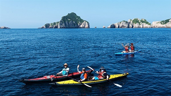 ▲ 코리아나호에 카약을 싣고 온 카약커들이 코리아나호가 기다리고 있는 동안 백도를 돌아보고 있다. 카약커들에게 백도카약킹은 꿈이라고 한다. ⓒ 오문수