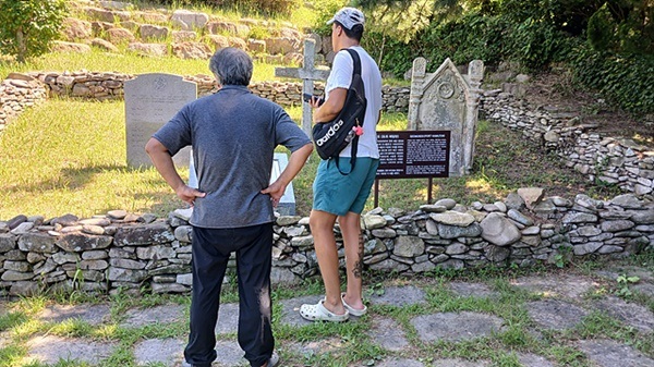 ▲ 영국군 묘지를 둘러보는 일행들 모습 ⓒ 오문수