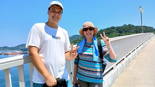 ▲ 거문도 근대문화유산 현장을 둘러보고 코리아나호로 돌아오던 중 우연히 만난 140여년 만의 조우(?). 앞에 서있는 남자는 러시아인 셰면이고 뒤에 서있는 여성은 부산에서 영어를 가르치고 있는 영국인이다. 영국은 러시아의 남진정책을 막기위해 거문도를 점령했었다. ⓒ 오문수