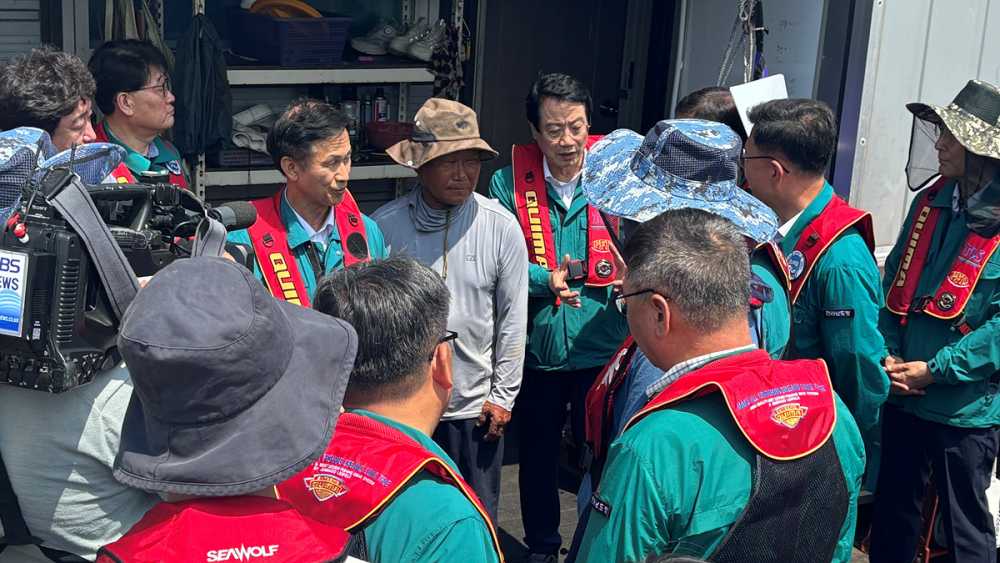 ▲ 송명달 해양수산부차관과 최정기 여수시부시장 등이 돌산 가두리양식장을 방문 점검에 나섰다.