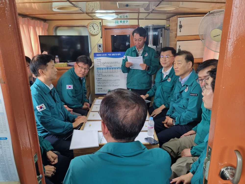 ▲ 송명달 해양수산부차관과 최정기 여수시부시장 등이 돌산 가두리양식장을 방문 점검에 나섰다.