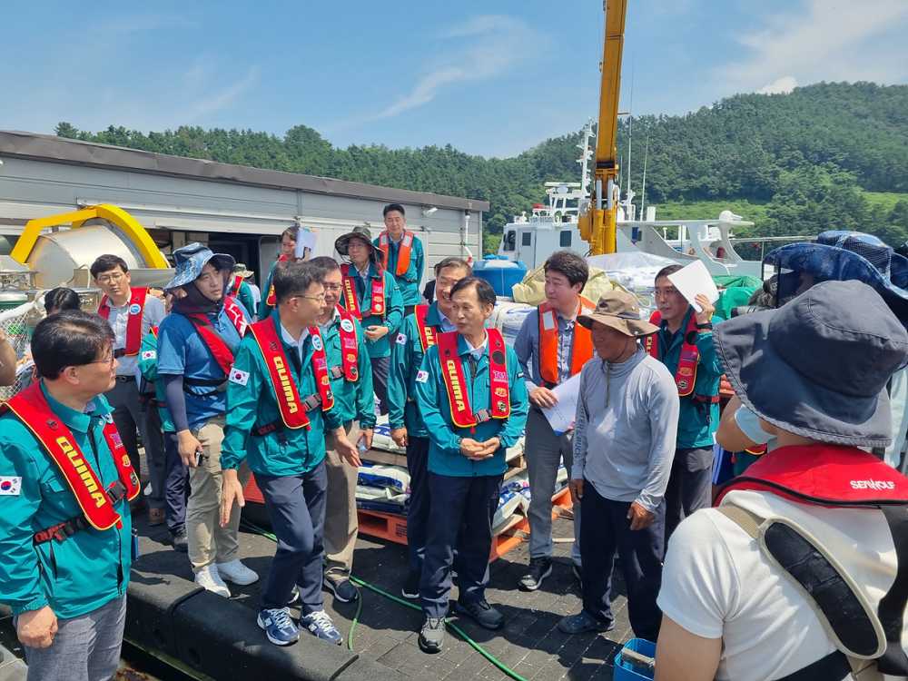 ▲ 송명달 해양수산부차관과 최정기 여수시부시장 등이 돌산 가두리양식장을 방문 점검에 나섰다.