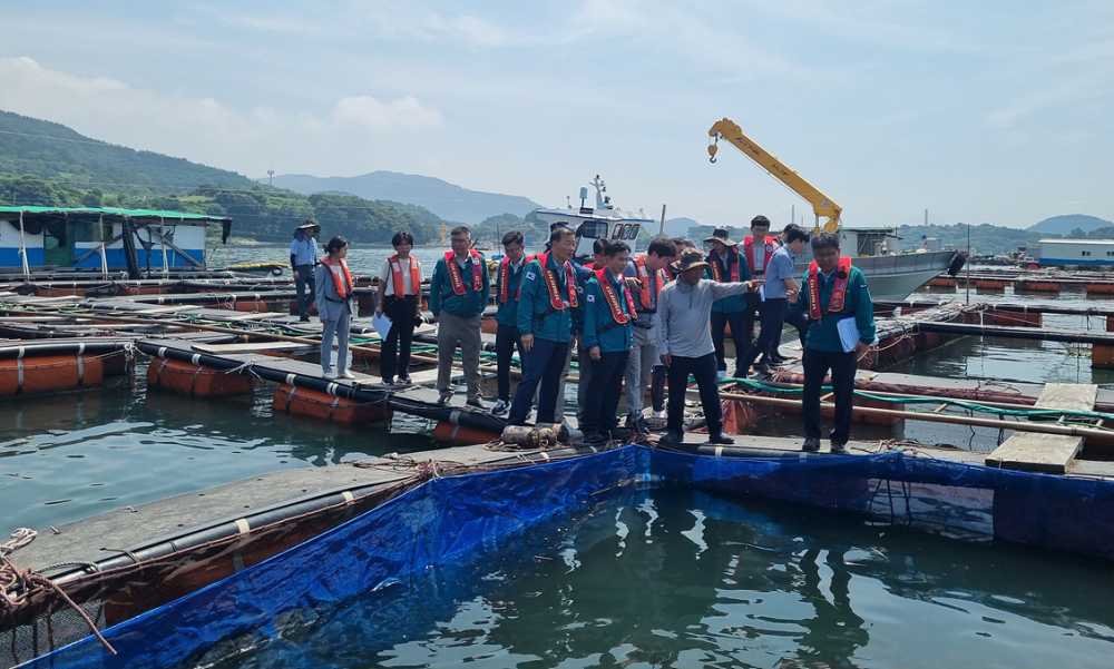 ▲ 송명달 해양수산부차관과 최정기 여수시부시장 등이 돌산 가두리양식장을 방문 점검에 나섰다.