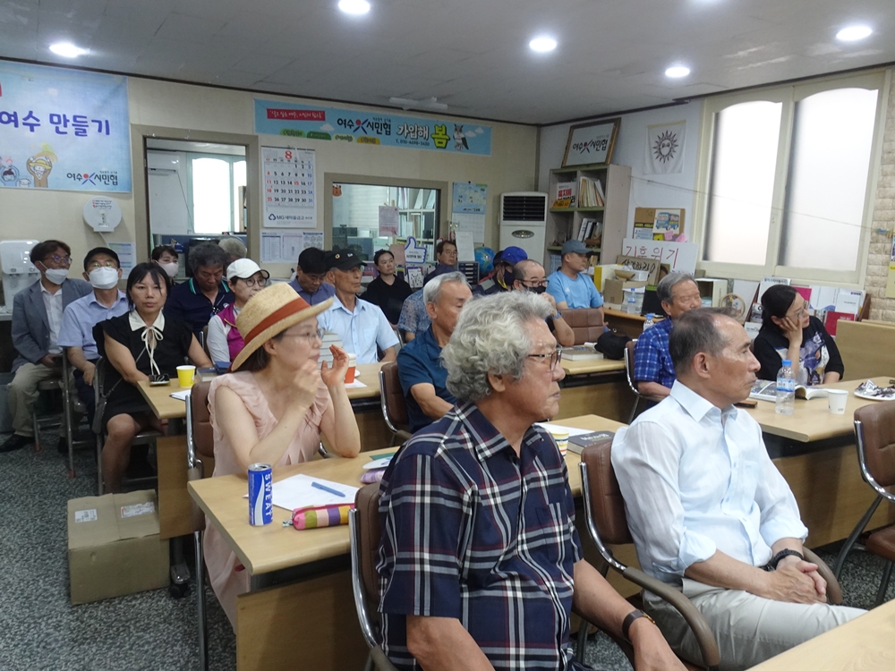 ▲전국촛불행동 김민웅 상임대표 초청  ‘촛불행동의 과제와 전망에 대한 토론회’ 참석자