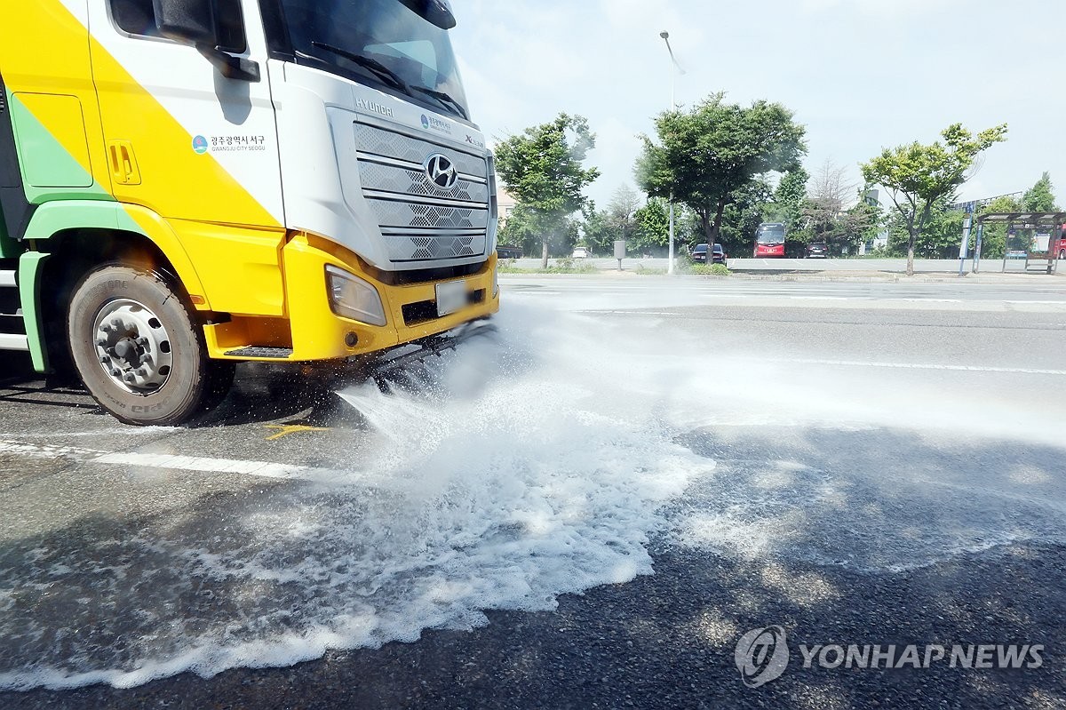 ▲ 폭염 특보에 동원된 살수차(광주=연합뉴스) 정다움 기자 = 폭염 특보가 연일 이어지는 8일 오전 광주 서구 치평동 한 도로에서 살수차가 물을 뿌리고 있다. 2024.8.8 daum@yna.co.kr