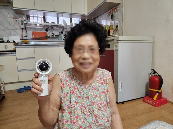 ▲ 손 선풍기 지원에 행복한 어르신