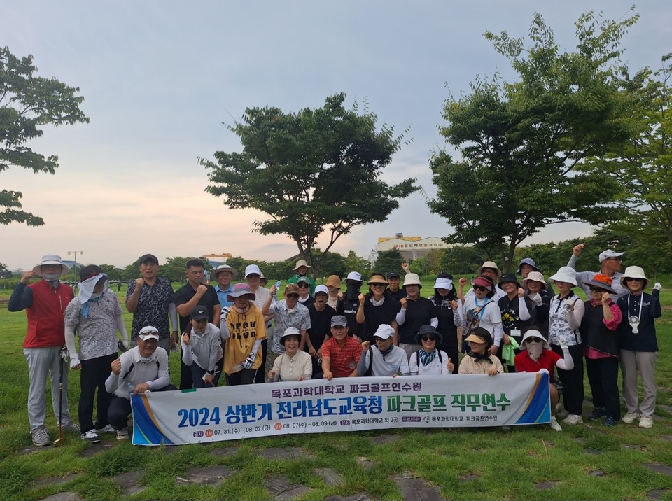 ▲ 대불초원파크골프장에서 경기 렛슨 연수 후 단체사진