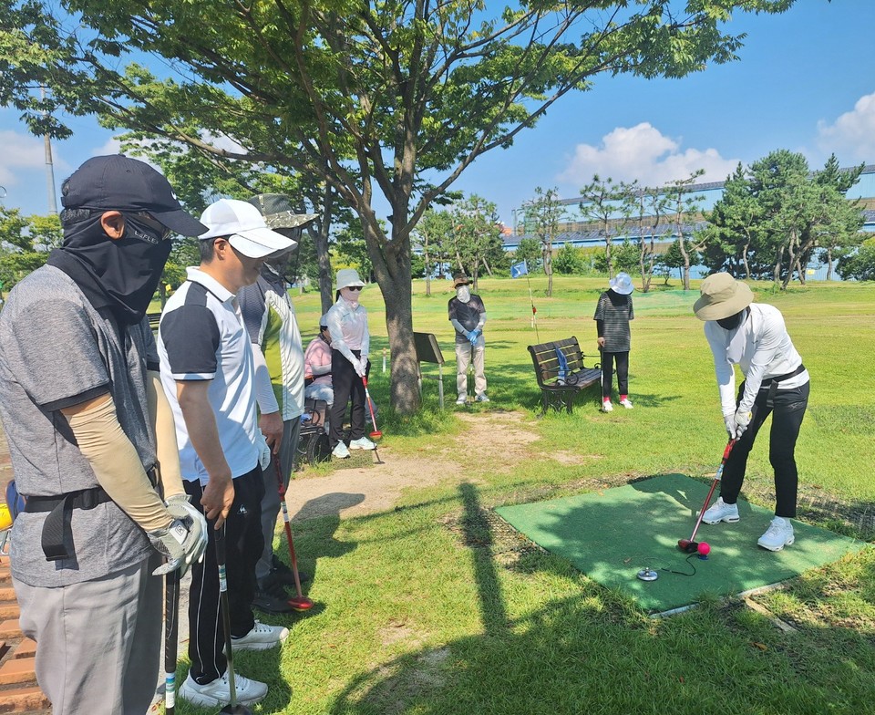 ▲ 파크 골프는 기본 자세가 중요합니다.