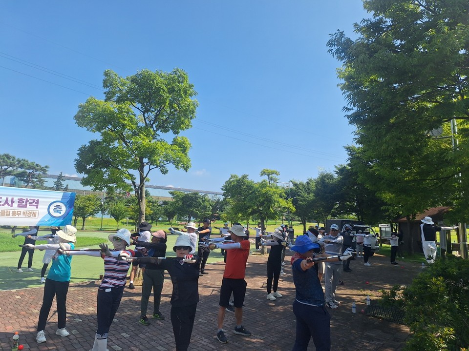 ▲ 파크골프 라운딩 전에 반드시 준비 운동을 해야 합니다.