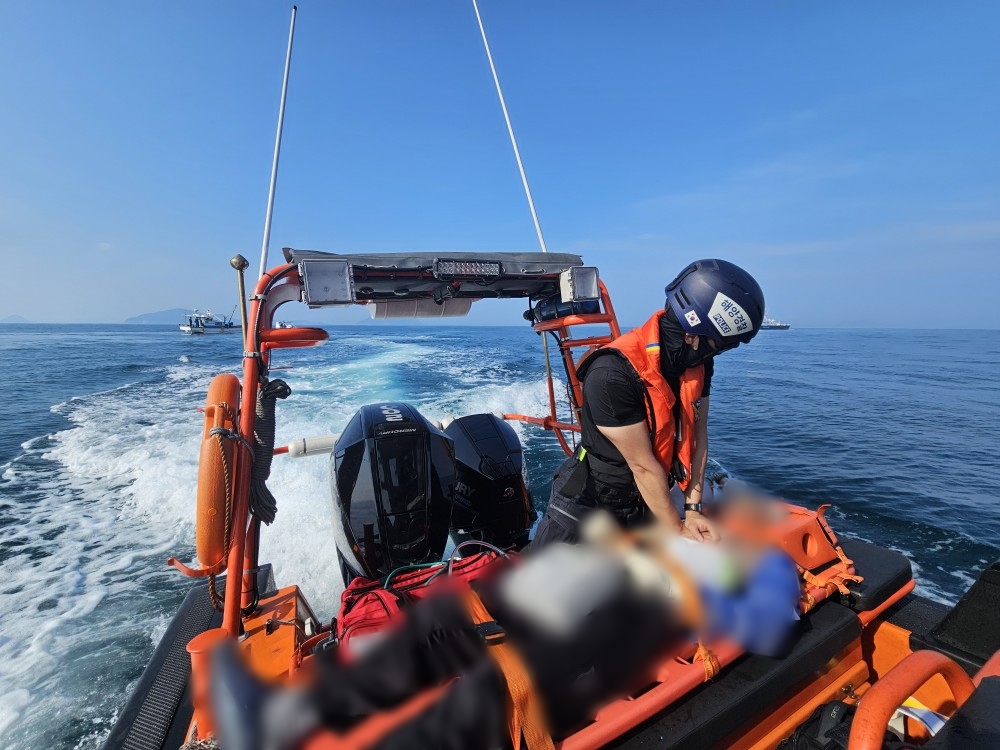 ▲ 심폐소생술을 시도하는 해경