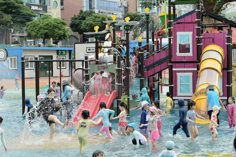 ▲성산공원 내 어린이 물놀이장에 온 가족이 모여 물놀이를 즐기고 있다.