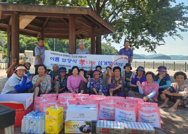 ▲ 사곡4구 궁항마을을  찾아  삼계탕  나눔전달