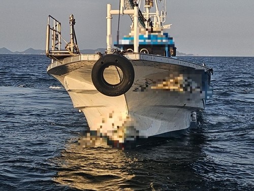 ▲ 대형 화물선 부딪힌 어선[여수해경 제공. 재판매 및 DB 금지]