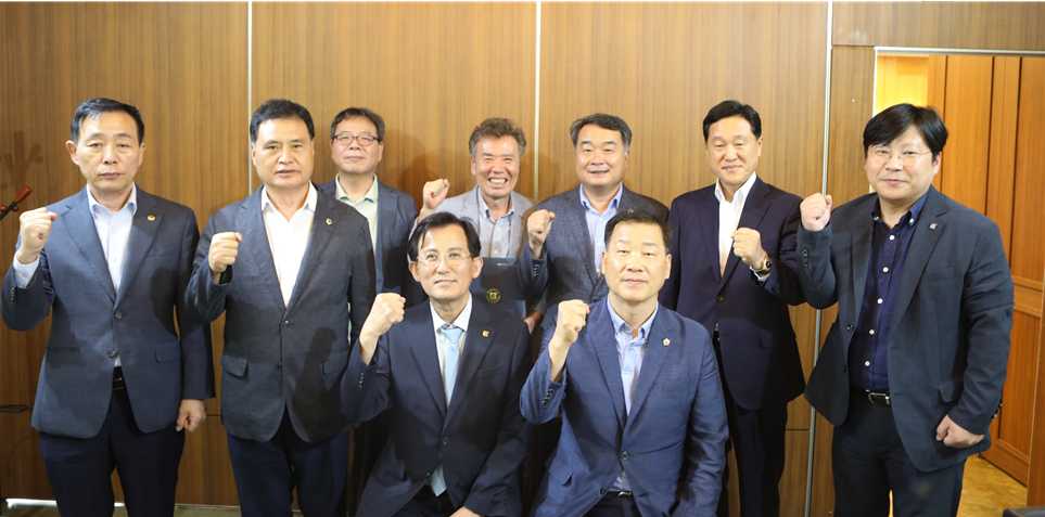 ▲ 전남도의회 이광일 부의장(앞줄 오른쪽)과 여수지역구 전남도의원(서대현, 주종섭, 최무경, 강문성) 그리고 전남대 이정식 여수부총장(앞줄 왼쪽) 등 전남대학교 보직자들이 13일 간담회를 갖고 전남대학교의 글로컬대학 30 선정에 힘을 모으기로 했다.