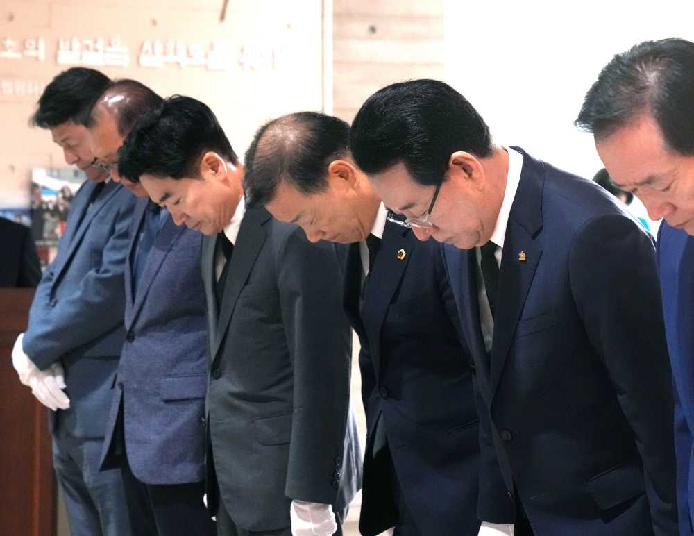 ▲ 김영록 전라남도지사가 16일 오전 목포 김대중노벨평화상기념관에서 열린 ‘김대중 대통령 서거 15주기 추모식’에 참석해 묵념을 하고 있다.