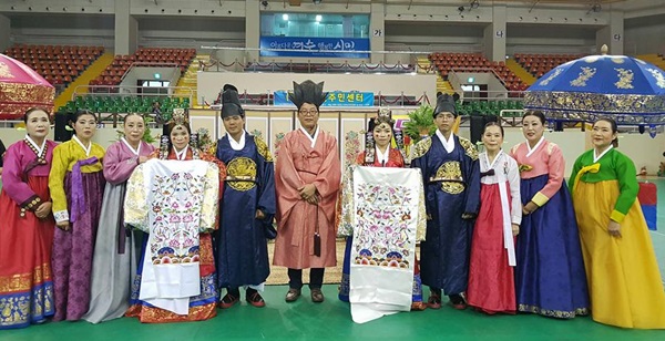 전통결혼식을 마친 후 기념쵤영. (자료사진)