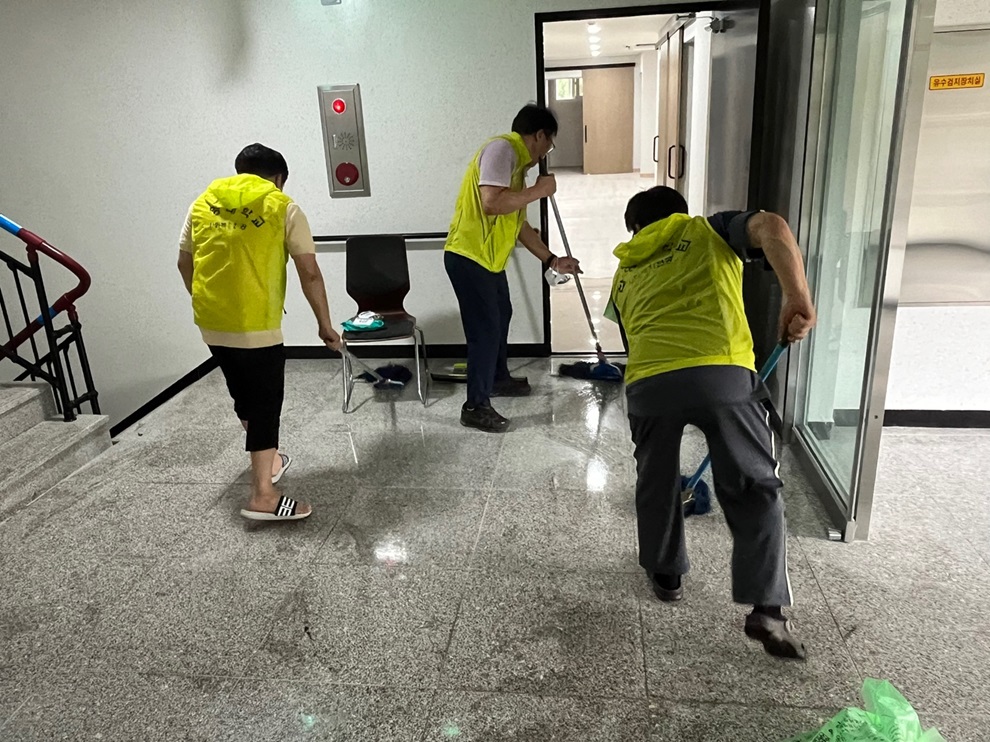 ▲ 신축건물 바닥청소를 하고 있는 '고마운 물' 봉사동아리 회원들