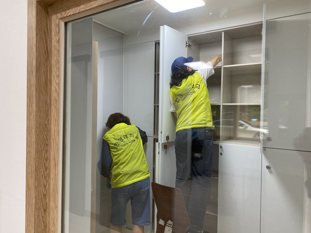 ▲ 신축건물 내부를 청소하고 있는 '고마운 물' 봉사동아리 회원들