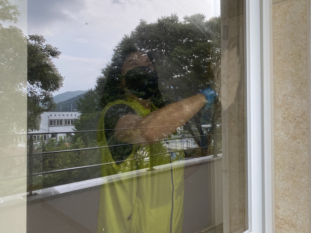 ▲ 신축건물 유리창을 닦고 있는 '고마운 물' 봉사동아리 회원