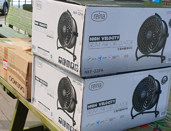 ▲ 예암산악회 어깨동무(으뜸지기 엄영준) 의 써큘레이터 선물 사진