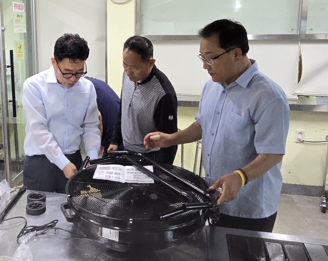 ▲ 김성복 1대 으뜸지기, 버금지기 김태영, 어깨동무 여상섭 회원이 19일 여수시장애인종합 복지관(관장 최종순)을 방문해 조리실에 써클레이터를 전달한뒤 직접 설치하고 있다