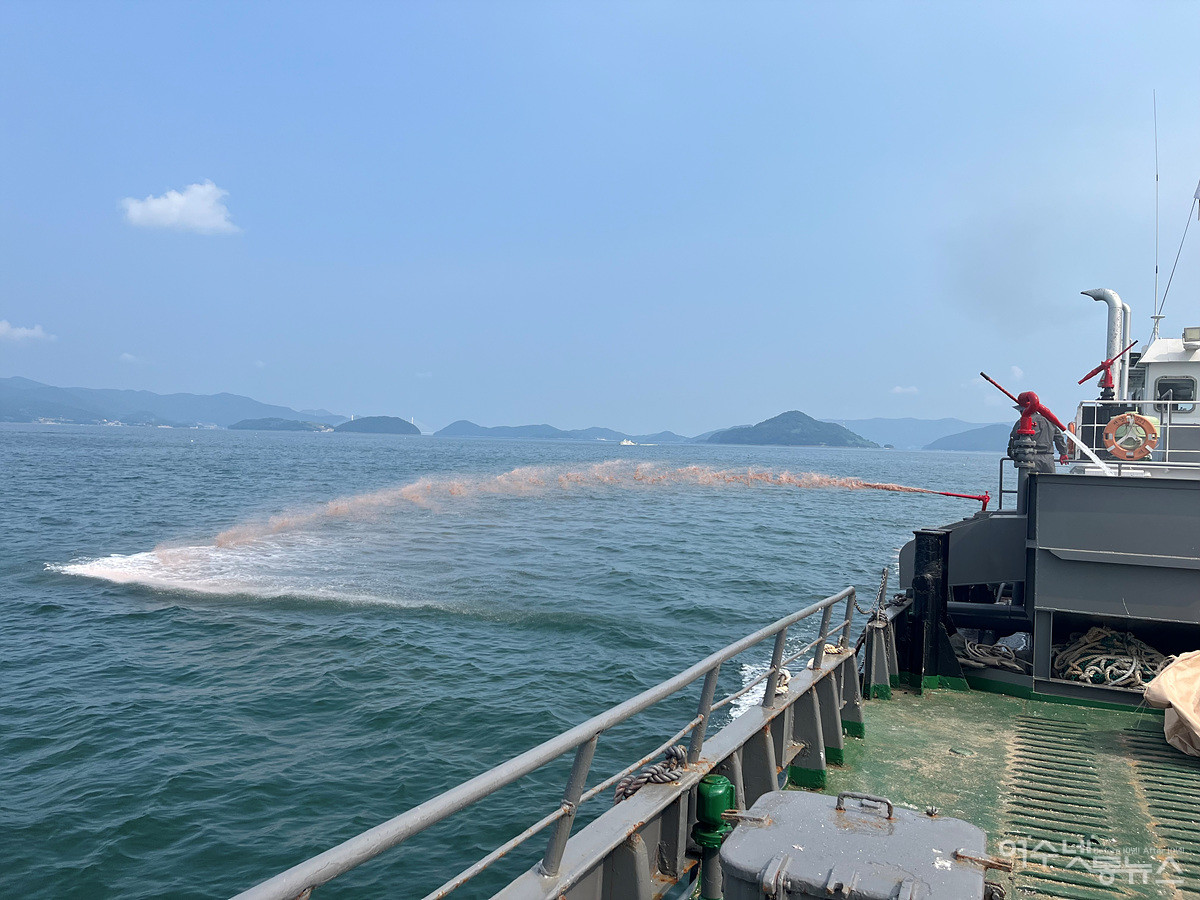 ▲여수시, 적조 초동방제 실시…어업 피해 예방에 만전 ⓒ여수시