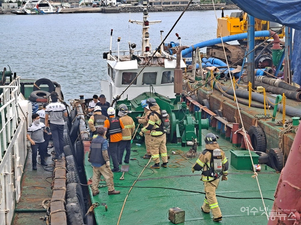 ▲여수 소방과 여수해경이 선박에서 화재 원인을 조사 중이다.  ⓒ조찬현