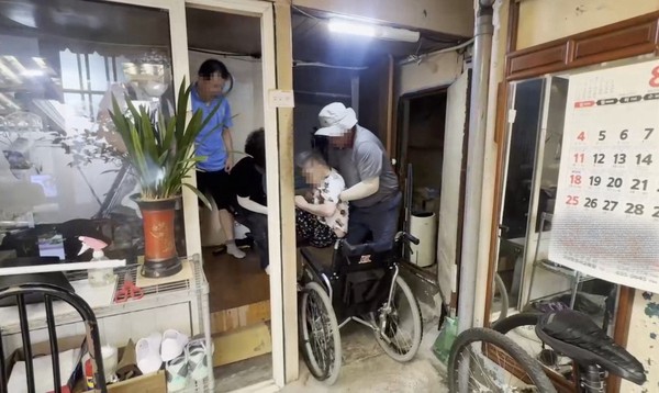 ▲ ⓒ 가정 내 목욕시설 미비로 목욕차량으로 이동 중