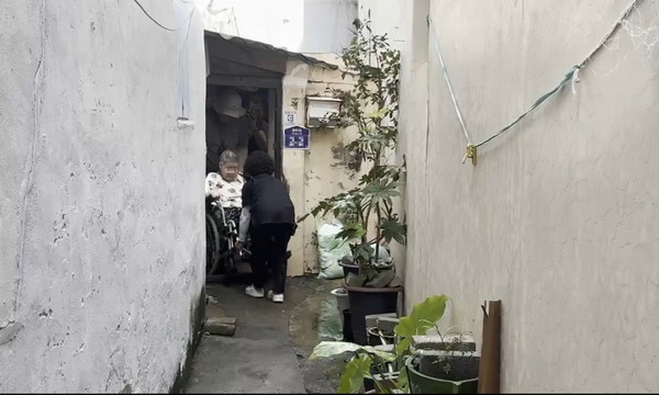 ▲ ⓒ 좁은 골목을 지나 목욕차량으로 가는 길