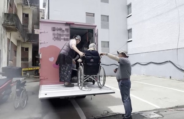 ▲ ⓒ 목욕서비스 이용 후 차에서 조심히 내려요!