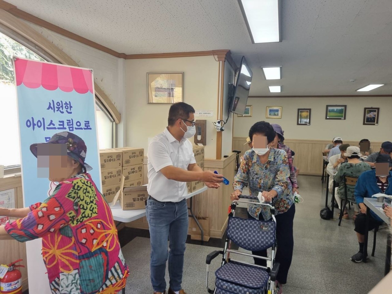 ▲ 아이스크림 전달 ⓒ문수종합사회복지관