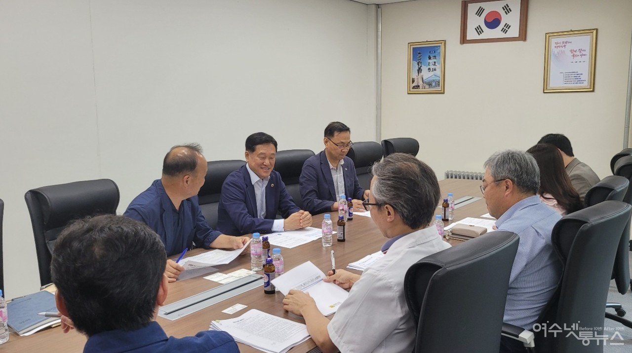 ▲강문성 위원장이 21일 전남대 여수캠퍼스에서 수산해양대학 관계자와 의견을 나누고 있다. ⓒ강문성의원 제공