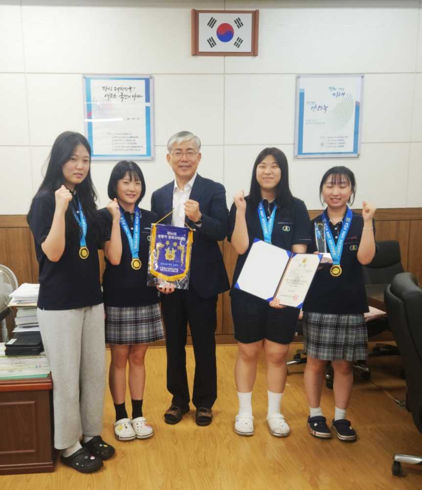 ▲ 제54회 봉황기 전국사격대회에서 수상한 여수여고 선수들과 교장선생님