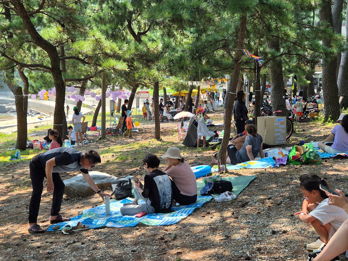 ▲ 여수시(시장 정기명)가 지난 24일 방죽포해수욕장 일원에서 개최한 ‘돌산갓고을한마당 「갓섬피크닉(두 번째 이야기)」’에 500여 명이 방문하며 성황 속에 종료됐다. ⓒ여수시